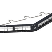 Panel de distribución discreta en ángulo, blindado, SL, 1U, 24 puertos, negro