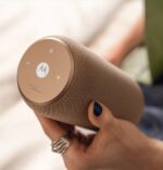 PARLANTE MOTOROLA MOTO SOUND FLOW WARM TAUPE SOUND BY BOSE XT2549-1 WT